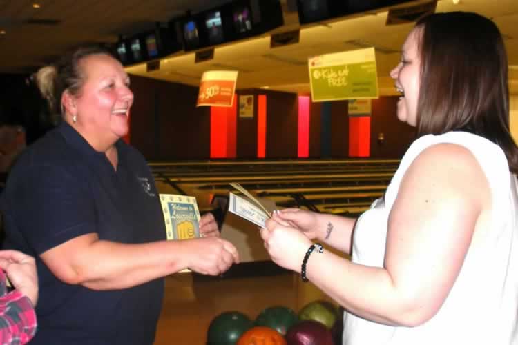 Sinaid hands out the prizes